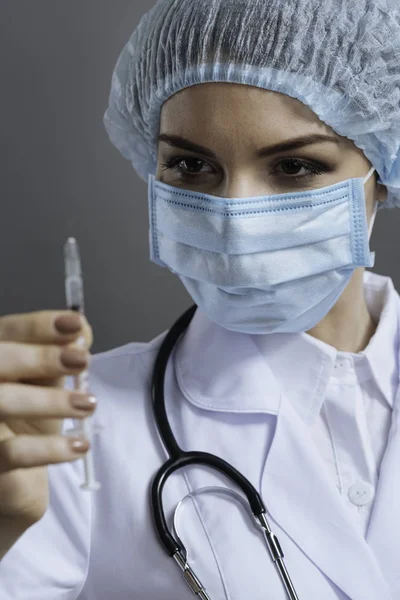 Unga läkare med injektionsnål — Stockfoto