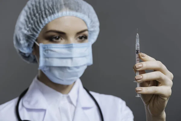 Médecin féminin se préparant à faire l'injection — Photo