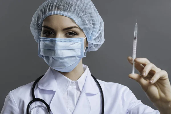 Jovem médico preparando-se para fazer a injeção — Fotografia de Stock