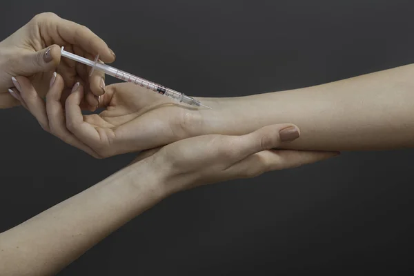 Close up of doctors hands making an injection — Stock Photo, Image