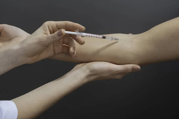 Close up of doctors hands making a vaccination — Stock Photo, Image