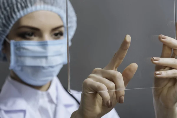 Kobieta lekarz dotyka wyroby ze szkła medyczne — Zdjęcie stockowe
