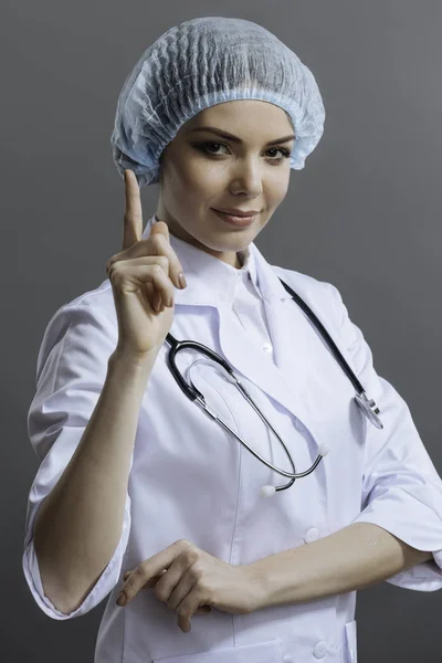 Femmina giovane medico gesticolando con il dito — Foto Stock