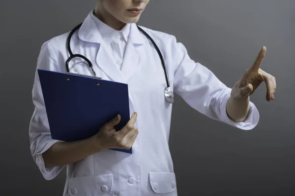Zbliżenie na kobiece kobieta lekarz posiadający dokumenty — Zdjęcie stockowe