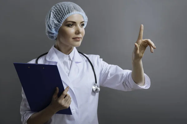 Ženský lékař hospodářství lékařské dokumenty — Stock fotografie
