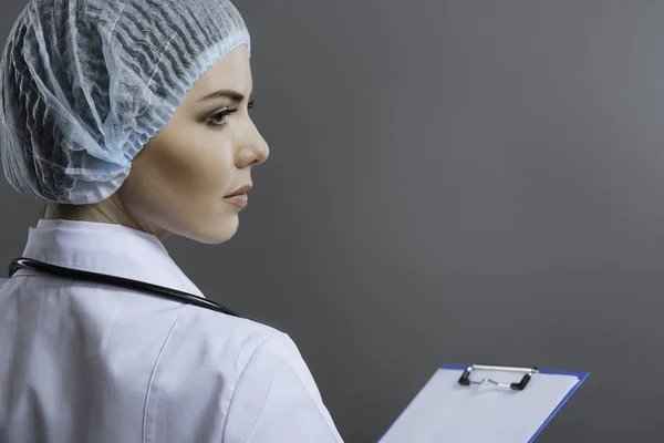 Привлекательная женщина-врач с документами — стоковое фото