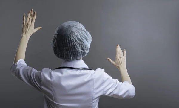 Kvinnliga läkare att vrida hennes ansikte på väggen — Stockfoto
