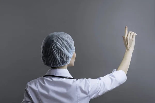 Médica gesticulando com o rosto na parede — Fotografia de Stock