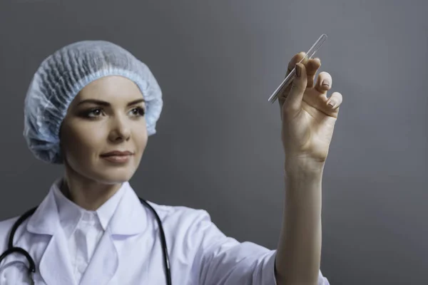 Medico femminile con spatola su sfondo grigio — Foto Stock