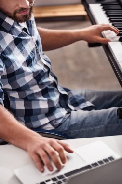 Genç adam yeni parçalar karıştırma taahhüt