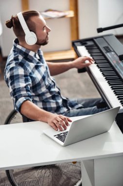 Yeni bir parça üzerinde çalışma odaklı Engelli besteci