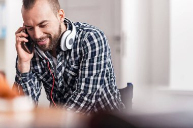 Telefonda konuşurken çok mutlu Engelli adam