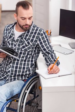 Yakışıklı özürlü adam not almak