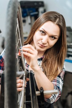 Bisiklet tekerleği pompalama karizmatik genç kadın