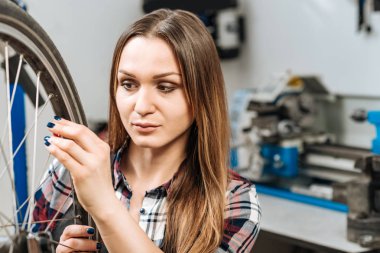 Güzel craftswoman tekerlek atölye pompalama