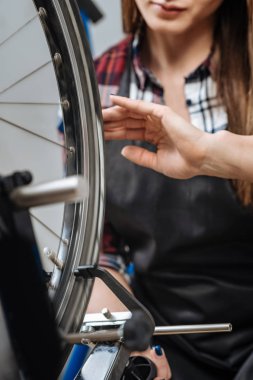 Kaliper tamir dükkanında kullanarak kadın makinist