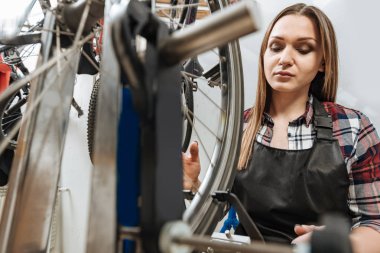 Bisiklet tekerleği tamir özenli teknisyen