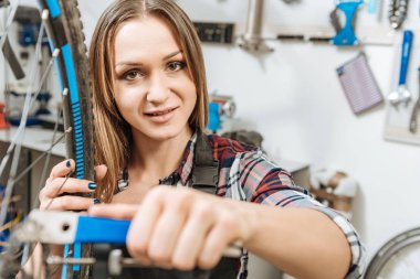 Mutlu mutlu craftswoman detay garajda sabitleme