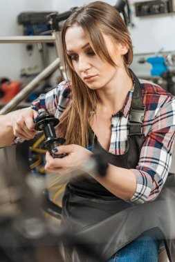 İşin içinde genç bir işçi detay garajda sabitleme