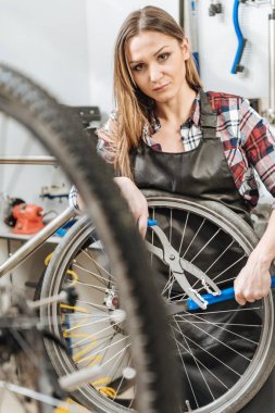 Kendinden emin craftswoman garajda çalışma