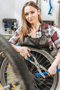 Onarımları çalışma hoş genç craftswoman