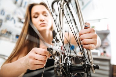 Bisiklet tamir dükkanında tamir dikkatli teknisyen