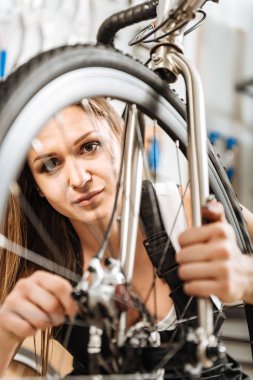 Pozitif teknisyen Bisiklet atölyesinde elden geçirmek