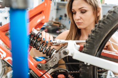 Çalışkan genç teknisyen Bisiklet atölyesinde elden geçirmek