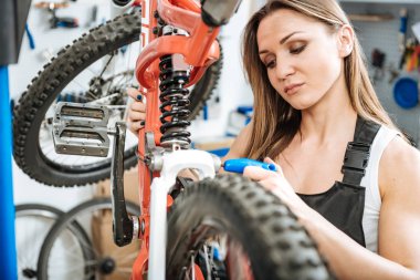 Dikkatli işçi garaja Bisiklet tamir