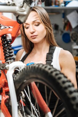 Kadın makinist onarımları çalışma konsantre