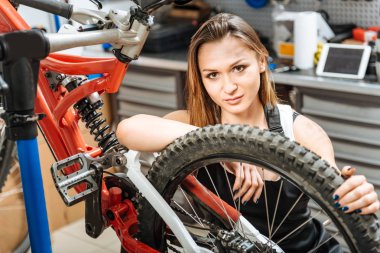 Onarımları dinlenme büyüleyici kadın makinist