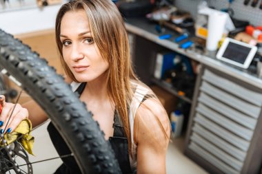 Akaryakıt onarımları silerek atletik genç makinist