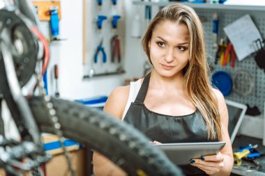 Genç teknisyen onarımları tableti kullanarak eğlendirdi