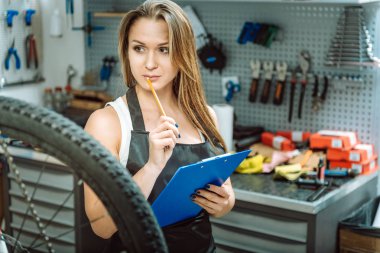 Düşünceli craftswoman atölyesinde not alma