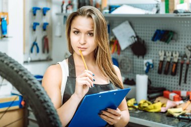 karizmatik teknisyen atölyede notlar alıyor.