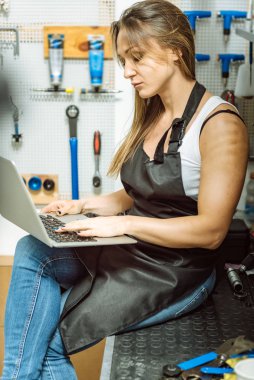 Kadın mekanik atölye Internet'te sörf konsantre