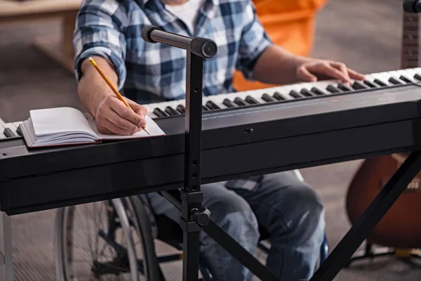 Musicien handicapé écrivant des notes — Photo