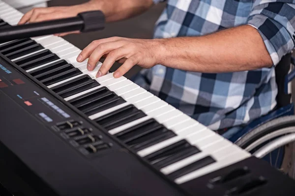 Kreativa funktionshindrade gentleman att förbättra hans musik färdigheter — Stockfoto