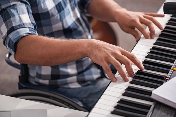 Criativa pessoa com deficiência tocando piano — Fotografia de Stock