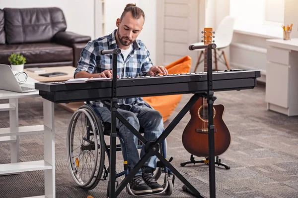 Brillant musicien enregistrant de la musique à la maison — Photo