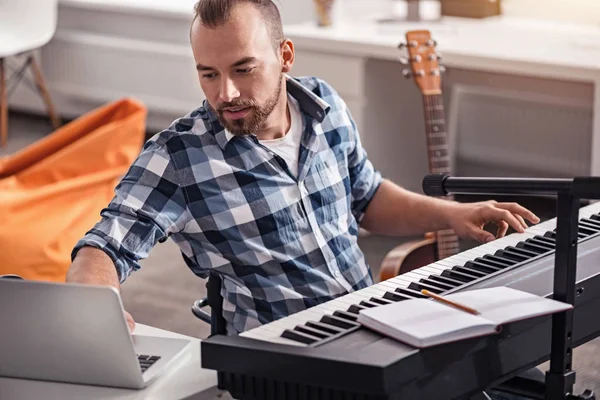 Handikappade musiker som använder sin laptop — Stockfoto