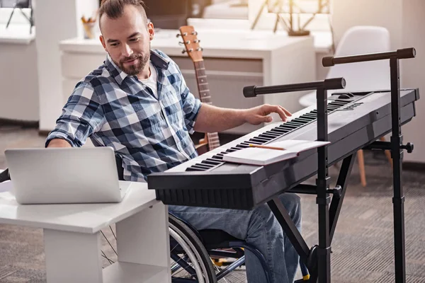 Un homme handicapé doué enregistrant de la musique sur son ordinateur — Photo