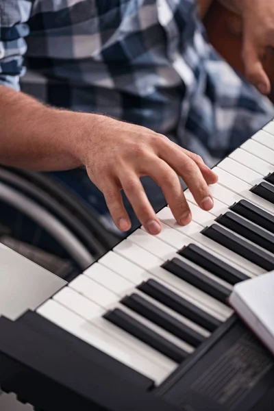 Behinderter begabter Mann erkundet neue Musik — Stockfoto