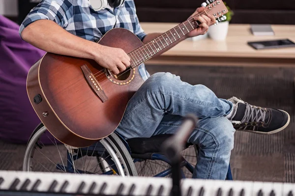 Musicien dévoué handicapé jouant de la guitare — Photo