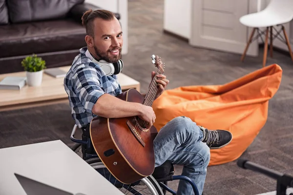 Eğleniyor şık genç adam