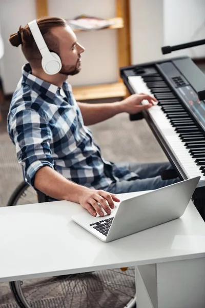 Yeni bir parça üzerinde çalışma odaklı Engelli besteci