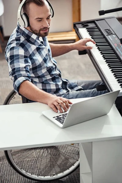 Músico profesional añadiendo efectos de sonido —  Fotos de Stock