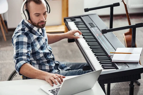 Musiker beim Auschecken neuen Materials ausschalten — Stockfoto