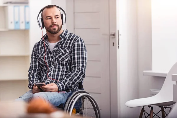 Aantrekkelijke gehandicapte man droomt over iets — Stockfoto