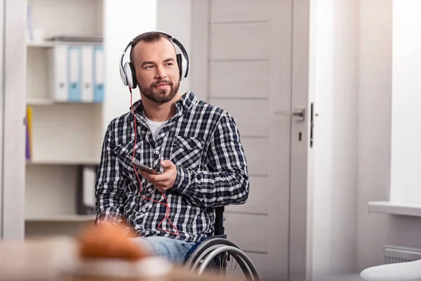 Tipo con discapacidad positiva cambiando de vía — Foto de Stock